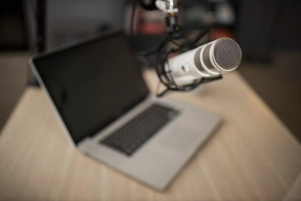 where is the microphone on a dell laptop